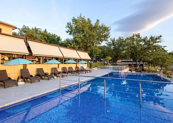 2 Bedroom Amazing Stacaravan In Glavotok 4* Brzac