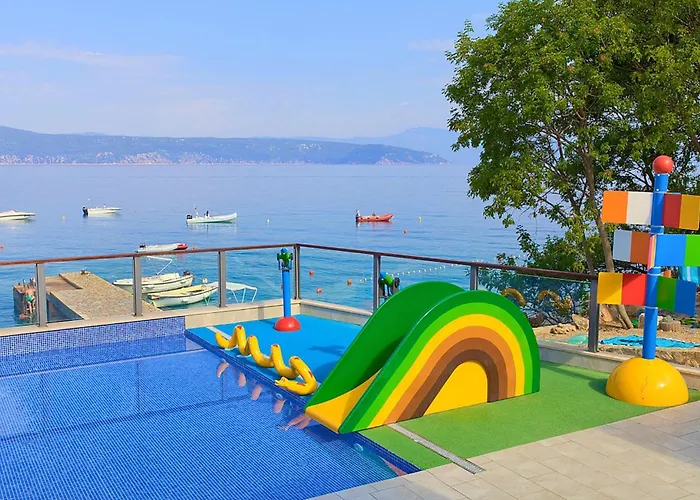 2 Bedroom Amazing Stacaravan In Glavotok Camping 4*