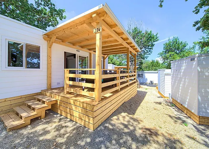 2 Bedroom Amazing Stacaravan In Glavotok