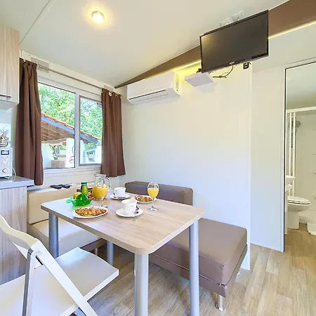 2 Bedroom Amazing Stacaravan In Glavotok Brzac