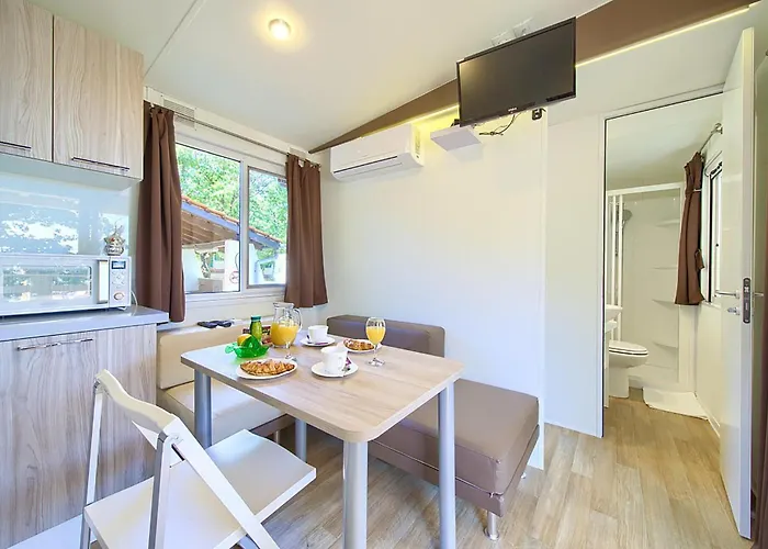 2 Bedroom Amazing Stacaravan In Glavotok Brzac
